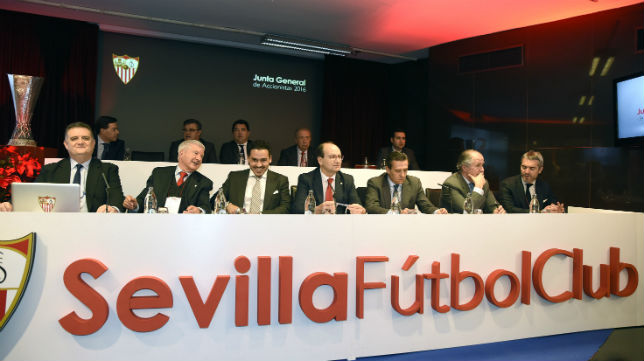 😡 El sevillismo explota con la nueva medida que se toma en el Sevilla FC