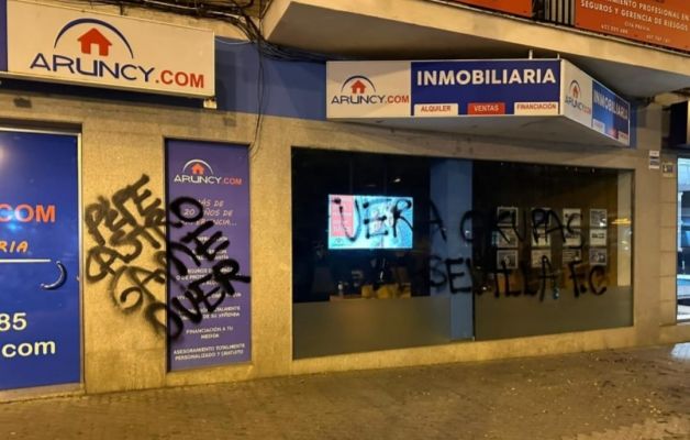 📸 (Fotos) Aparecen pintadas en negocios de Pepe Castro y Carolina Alés