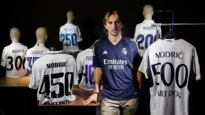Luka Modric posa con distintas camisetas del Real Madrid. Imagen: Real Madrid
