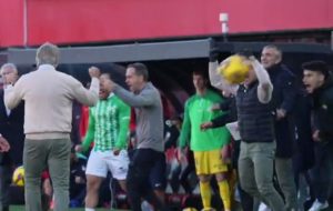 📹 (Vídeo) La brutal celebración del gol de Bakambu en banquillo