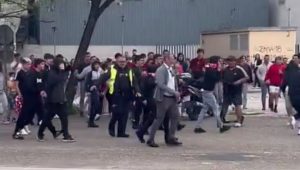 🔥 Vídeo: Se lía en las puertas del estadio con el famoso psicólogo de Junior