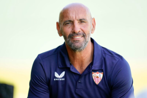 🏴󠁧󠁢󠁥󠁮󠁧󠁿 Monchi intenta aprovecharse del interés por Enzo Barrenechea