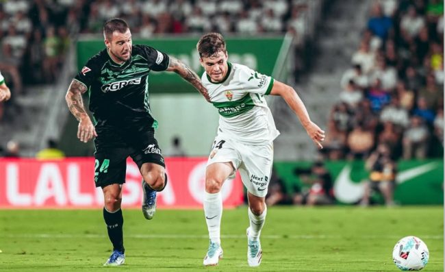 Antonio Cordón habla con cinco jugadores que quedan libres