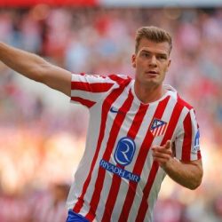 Alexander Sørloth sobre la mesa