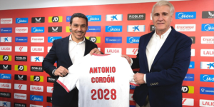 Antonio Cordón le comunica que lo coloca en el mercado