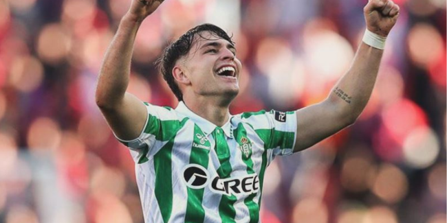 Ángel Ortiz con varias ofertas sobre la mesa