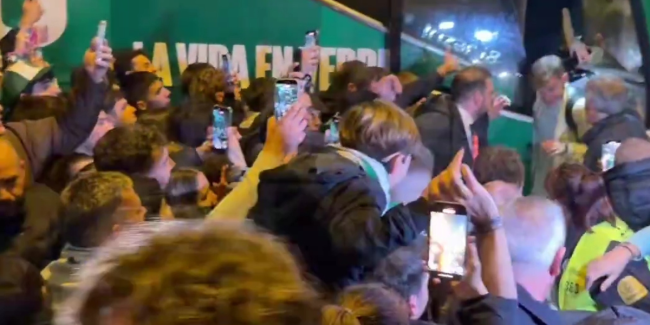 Brutal recibimiento de los béticos a los jugadores en la Ciudad Deportiva