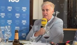 Antonio Cordón habla con cinco jugadores que quedan libres