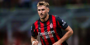 Santiago Giménez responde al Betis