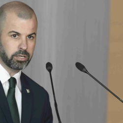 Manu Fajardo hablando en rueda de prensa