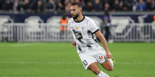 El Sevilla negocia la llegada de un centrocampista