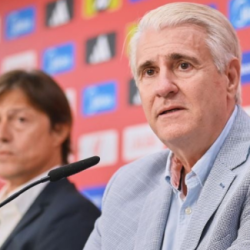 Antonio Cordón presentando a Matías Almeyda