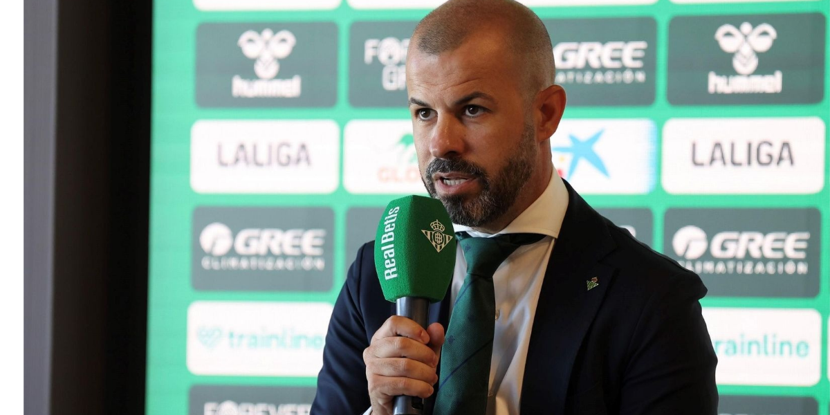 Manu Fajardo hablando en rueda de prensa