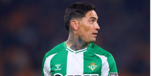 Chimy Ávila jugando un partido con el Betis
