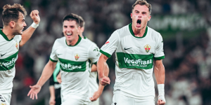 Varios jugadores del Elche celebran un gol