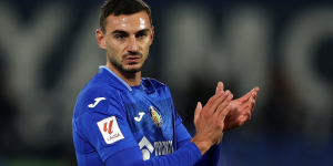 Juan Iglesias aplaude con la camiseta del Getafe