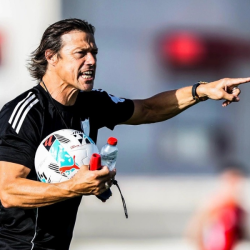 Matías Almeyda dirigiendo un entrenamiento