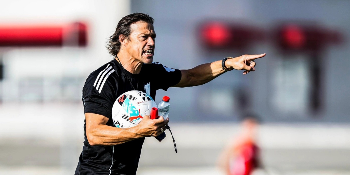 Matías Almeyda dirigiendo un entrenamiento
