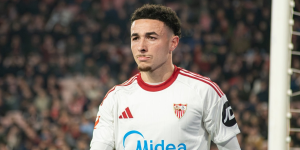 Rubén Vargas se va del campo triste tras lesionarse