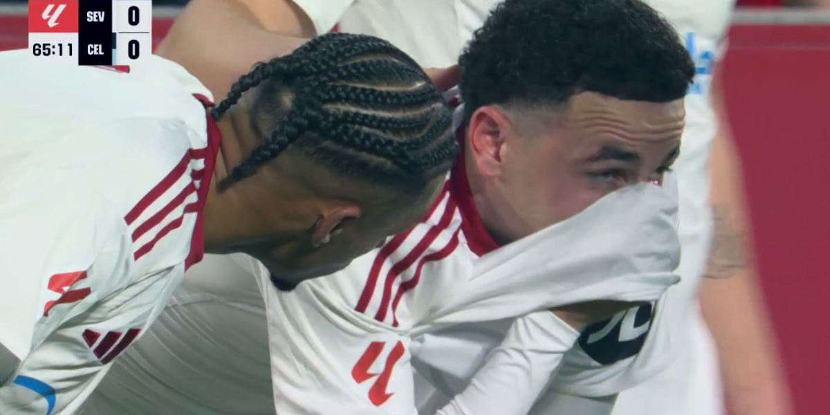 Rubén Vargas consolado por Sow tras lesionarse