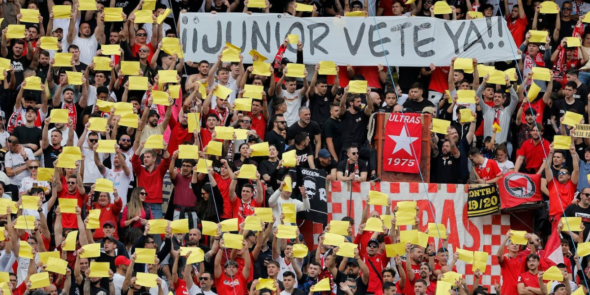 La afición del Sevilla pidiendo a Junior que se vaya