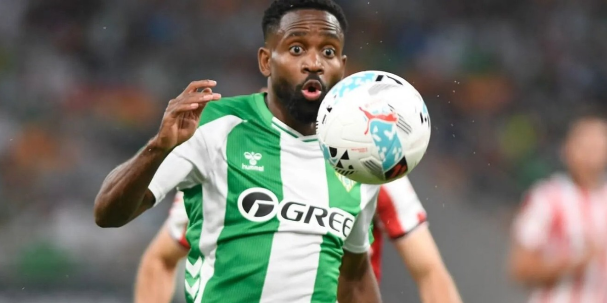 Bakambu mirando el balón