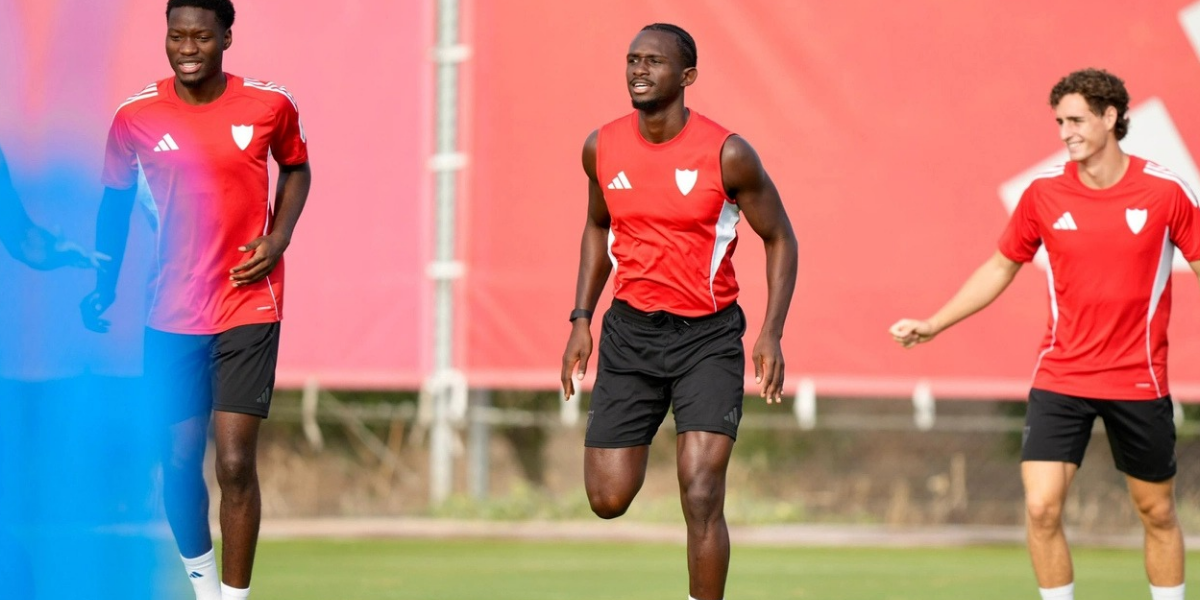 Nianzou y varios jugadores entrenando con el Sevilla FC
