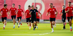 Matías Almeyda con el resto de jugadores en un entrenamiento