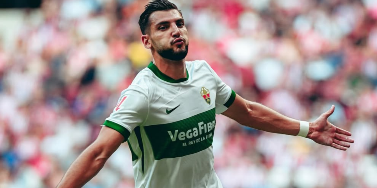 Rafa Mir celebrando un gol con el Elche 