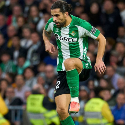 Ricardo Rodríguez controlando el balón