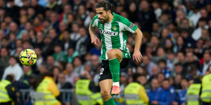 Ricardo Rodríguez controlando el balón