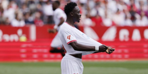 Akor Adams se lamenta por una ocasión fallada