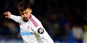 Kike Salas jugando con el Sevilla