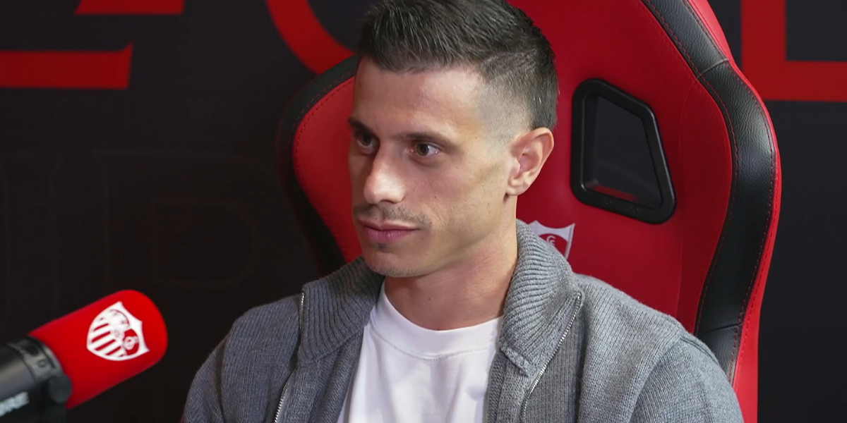 Alfon en una entrevista con el Sevilla 