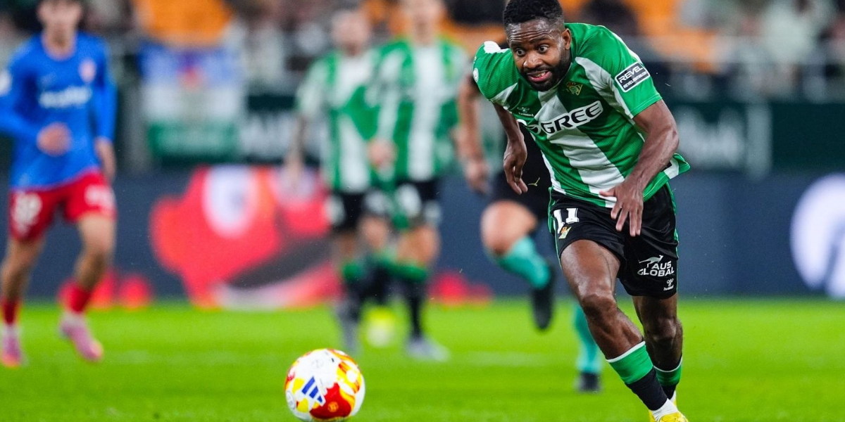 Bakambu corriendo tras el balón 