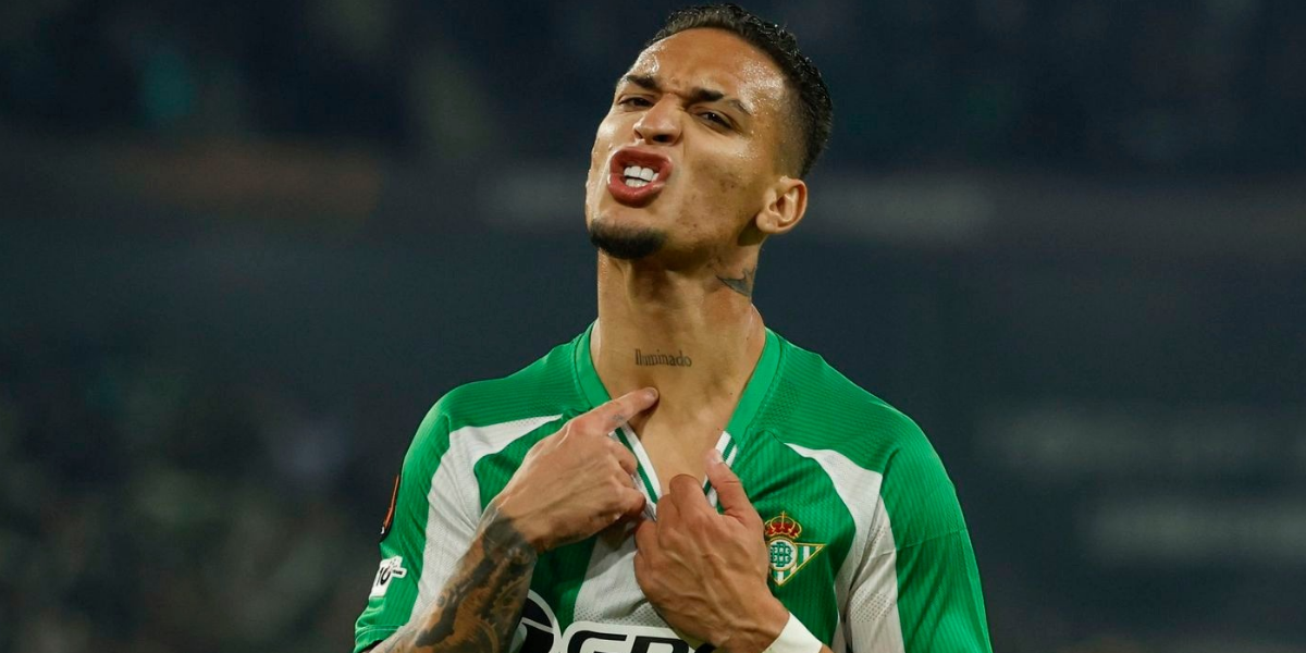 Antony celebrando gol