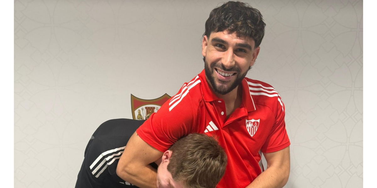 Neil Maupay sonriendo en su llegada a Sevilla 