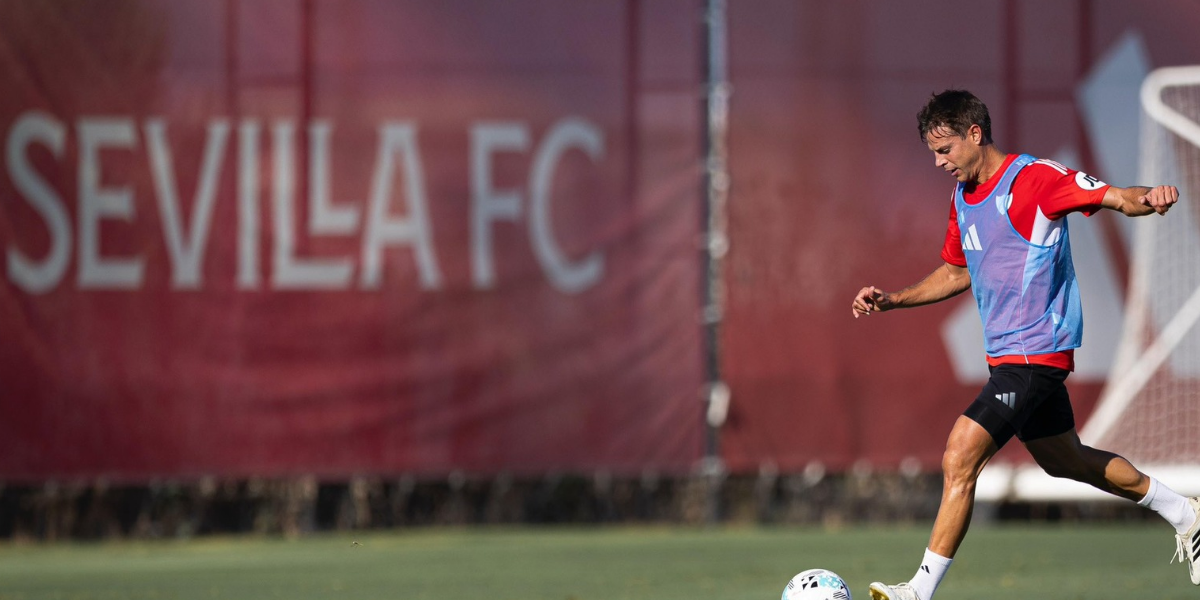 Azpilicueta entrenando en la Ciudad Deportiva del Sevilla 