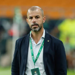 Manu Fajardo andando por el césped