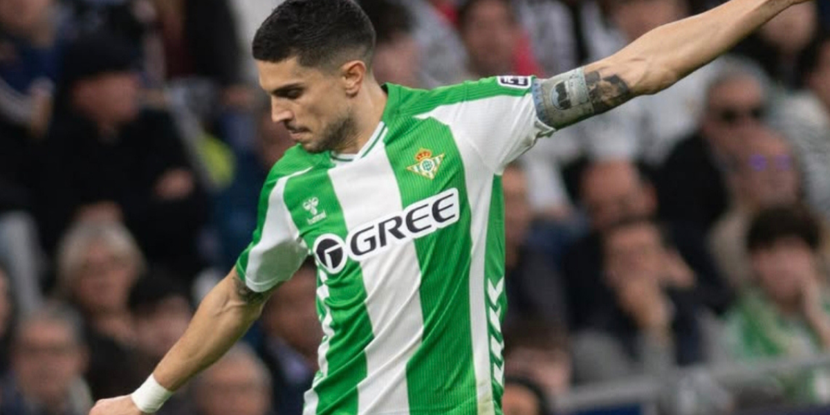 Marc Bartra despejando un balón