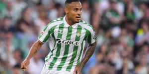 Natan jugando al fútbol con el Betis