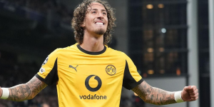 Fabio Silva celebrando un gol