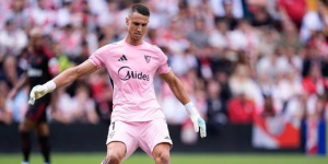 Vlachodimos tocando el balón