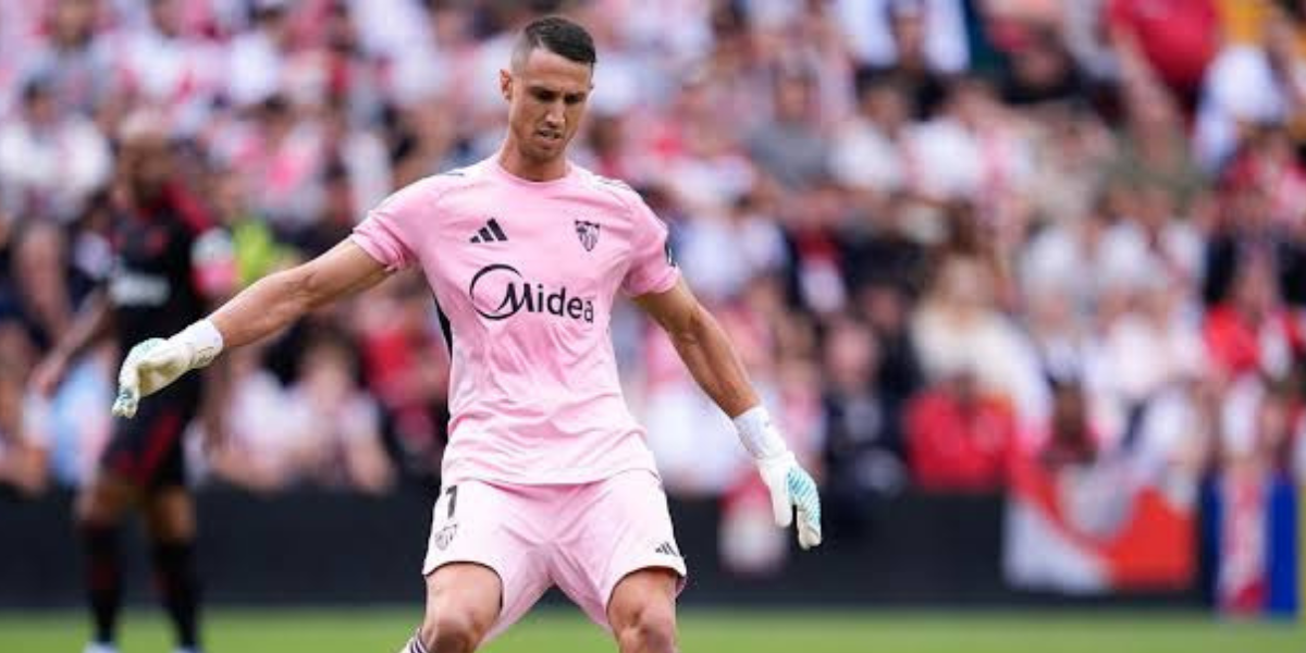 Vlachodimos tocando el balón