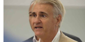 Antonio Cordón presentándose