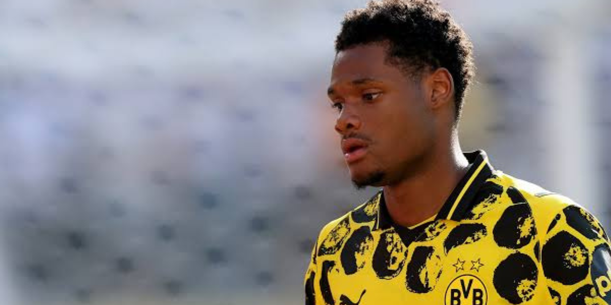 Julien Duranville en un partido con el Borussia Dortmund