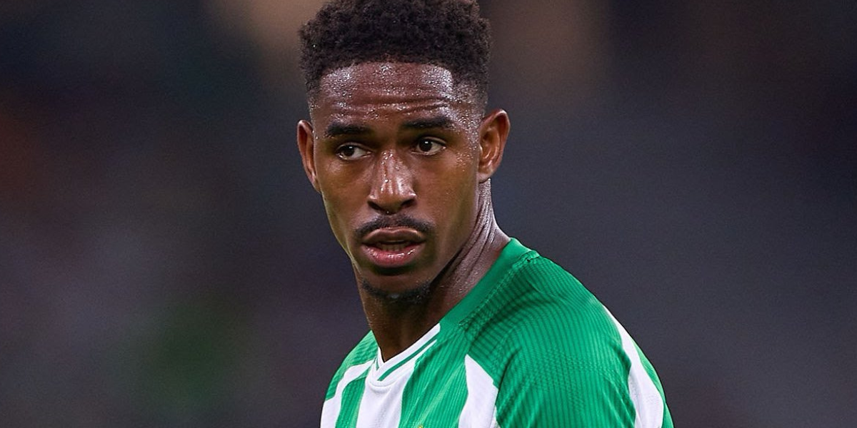 Junior Firpo jugando con el Betis