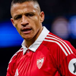 Alexis Sánchez con la camiseta del Sevilla