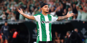 Cucho Hernández celebra un gol con la grada