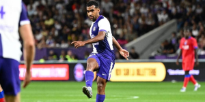 Cristian Cásseres dando un pase